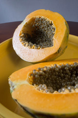 Fruta papaya madura y fresca cortada por la mitad en una bandeja