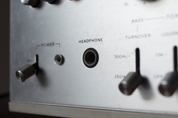 Conector audífonos en equipo de sonido viejo