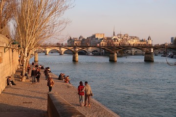 Paris, promenade sur un quai de Seine avec vue sur le pont des Arts et l'île de la Cité (France)