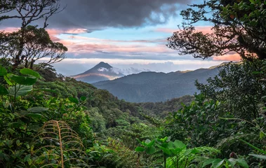 Crédence en verre imprimé Jungle Le volcan Arenal domine le paysage au coucher du soleil, vu de la région de Monteverde, au Costa Rica.
