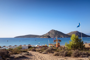 Sandstrand am Meer mit Insel im Hintergrund