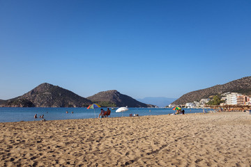 Sandstrand am Meer mit Insel im Hintergrund