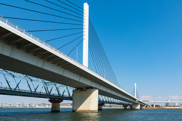 Obraz premium (東京都-都市風景)荒川岸から望む清砂大橋と首都高速４