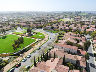 Obraz premium Aerial view suburban neighborhood with identical wealthy villas next to each other. San Diego, California, USA. Aerial view of residential modern subdivision luxury house with swimming pool.