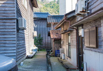  兵庫県・余部界隈、山陰の印象的な黒瓦屋根と焼杉板鎧壁