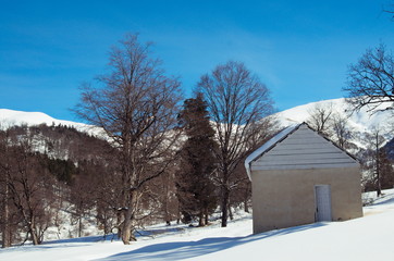 Fototapeta na wymiar House in the snowy mountains