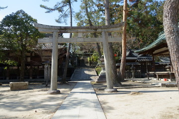 京都、今宮神社境内の月読社への参道と鳥居