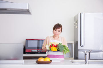 野菜を持つ女性（困る）