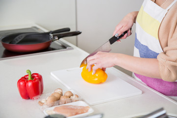 野菜を切る女性