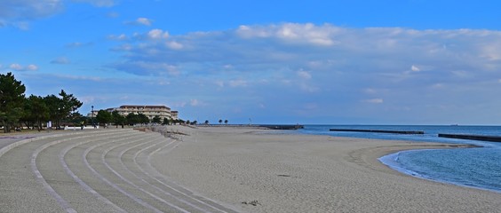 Fototapeta na wymiar リゾートビーチのような明石舞子公園の情景