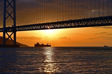 明石海峡大橋と夕焼けのコラボ 