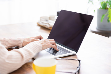 ラップトップコンピューターを見るシニア女性　手元