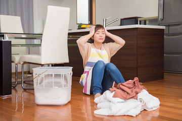 家事にストレスをかかえる女性 © buritora