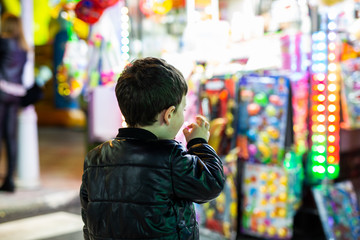 Obraz premium boy eats cotton candy at the fair