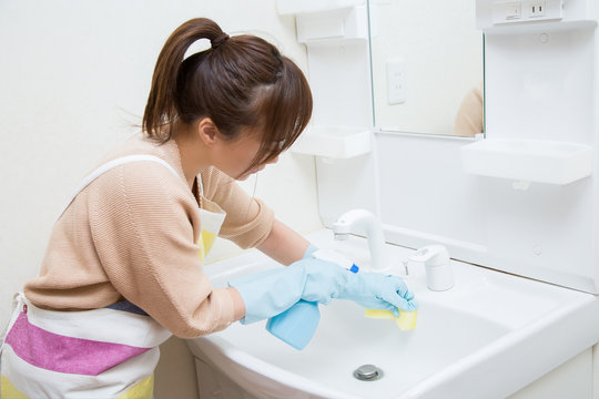洗面台を掃除する女性（シンク）