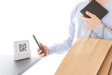 QRコード決済をする若い女性