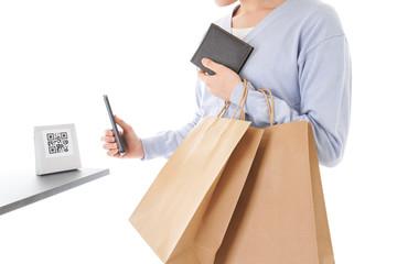 QRコード決済をする若い女性