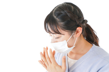 花粉症に苦しむ若い女性