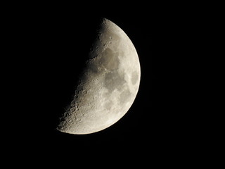 半月、上弦の月、月イメージ素材