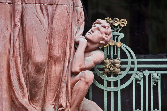 Alte Statue: &auml;ngstlicher Mann blickt zu Frau auf, Heidelberg, Deutschland