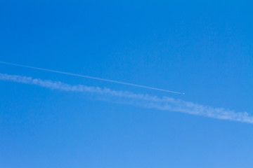 青い空と白い雲と飛行機雲