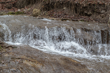Obraz premium Fluss mit Wasser und Felsen