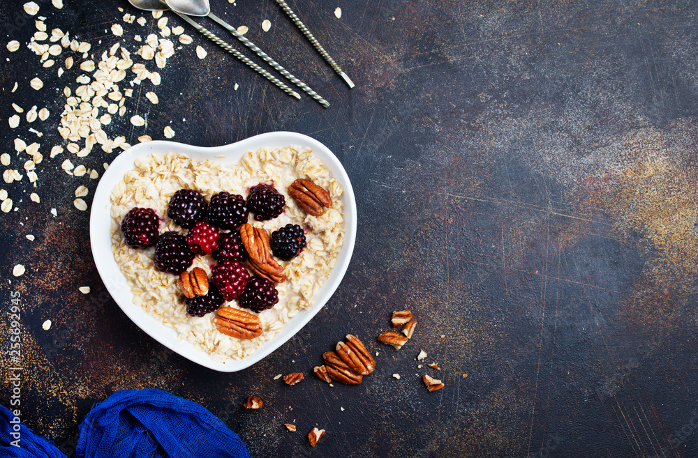 Sticker porridge with berries