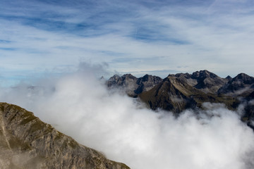 Wolkenumhüllte Berge