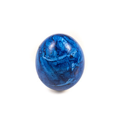 blaues Osterei freigestellt