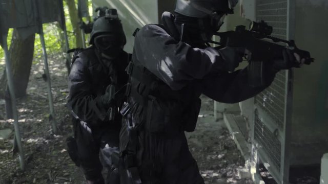 Slow Motion &ndash; A Special Force squad controll outside some bedraggled kennels.
