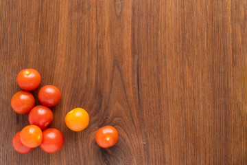 Fototapeta na wymiar tomatos on a wodden table cuttingboard with space for text copy space