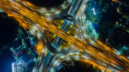 Deurstickers Snelweg bij nacht Luchtfoto van de cirkel en snelweg, snelweg en snelweg op kruispunt