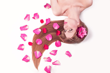 Obraz na płótnie Canvas beautiful girl relaxarea ,lying among rose petals