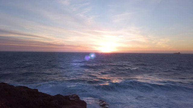 La furia e la perseveranza del mare, una potenza incontrollabile che domina sull'uomo.