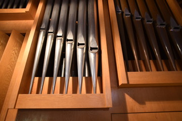 Orgelpfeifen einer Kirchenorgel