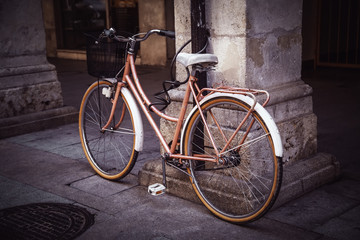 Fototapeta na wymiar Old bicycle in the city