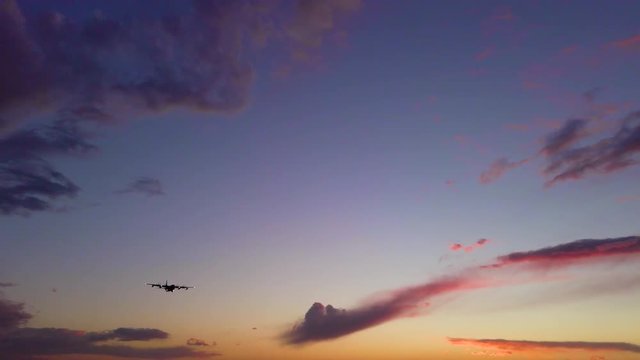 Aereo da trasporto militare turboprop sta atterrando all'aeroporto