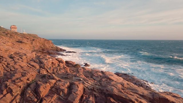 La furia e la perseveranza del mare, una potenza incontrollabile che domina sull'uomo.
