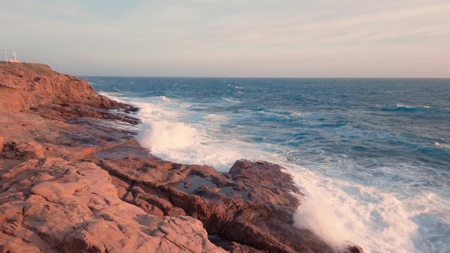 La furia e la perseveranza del mare, una potenza incontrollabile che domina sull'uomo.