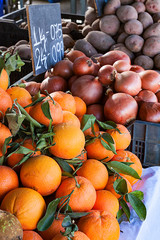 NARANJAS Y CEBOLLAS EN MERCADO CALLEJERO DE FRUTAS