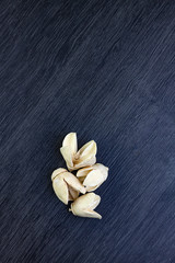 FLORES SECAS SOBRE FONDO DE MADERA OSCURA