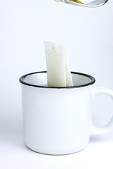 TAZA CON INFUSIÓN DE TÉ SOBRE FONDO BLANCO