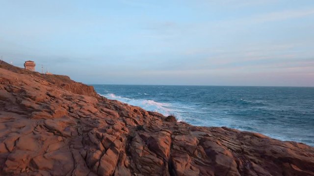 La furia e la perseveranza del mare, una potenza incontrollabile che domina sull'uomo.