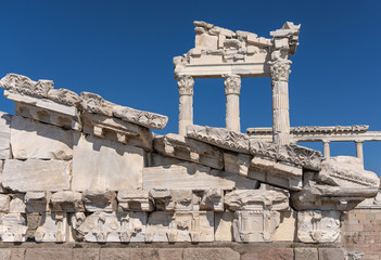Obraz premium Detail of temple of Trajan at Pergamon, historical artifacts, columns, blue sky Bergama, İzmir, Turkey