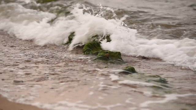 Morskie fale rozbijające się na falochronie