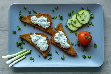 Crisp bread with tartar sauce