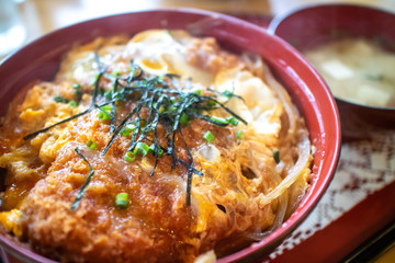 日本の食べ物　カツ丼
