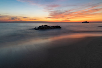 Fototapeta na wymiar Beautiful sunset on the island of Ko Chang, Lonely Beach, Thailand.
