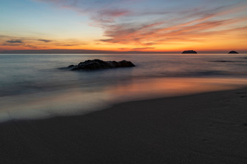 Obraz premium Beautiful sunset on the island of Ko Chang, Lonely Beach, Thailand.