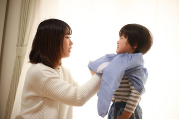 着替えを嫌がる男の子